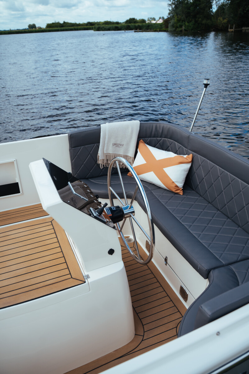 Lifestyle 777 Tender, stuurstand met zitbank en kussen