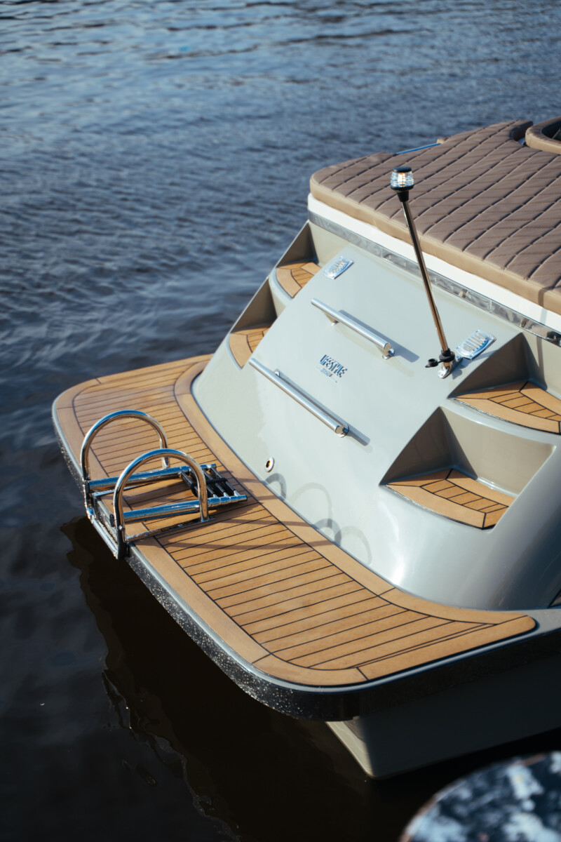Lifestyle 780 Tender, achtersteven boot met zwemtrap