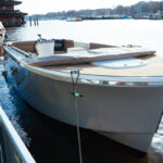 Lifestyle 780 Tender, boot afgemeerd aan steiger