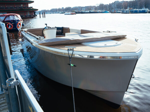 Lifestyle 780 Tender, boot afgemeerd aan steiger