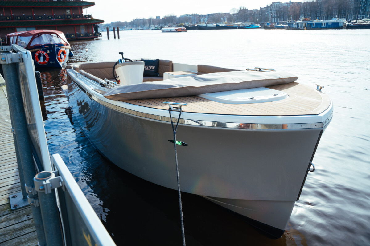 Lifestyle 780 Tender, boot afgemeerd aan steiger