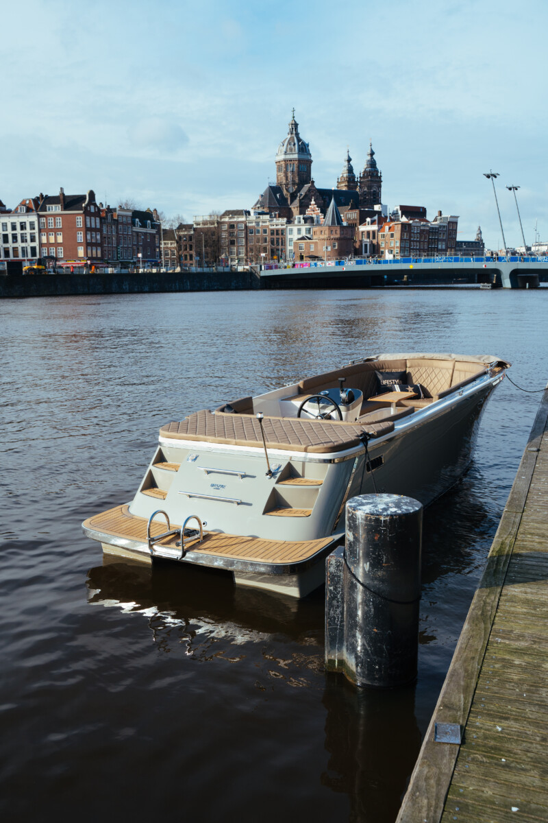 Lifestyle 780 Tender, boot afgemeerd bij aanlegsteiger