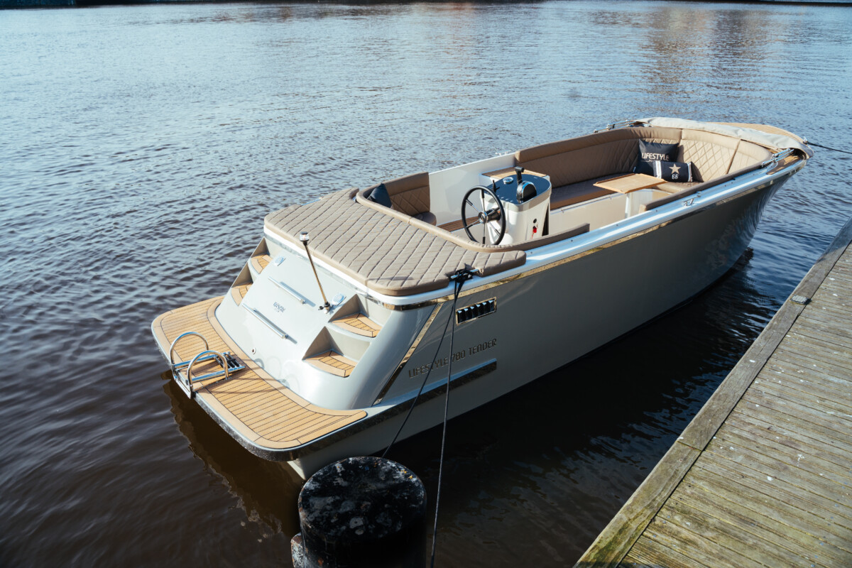 Lifestyle 780 Tender, boot afgemeerd bij steiger
