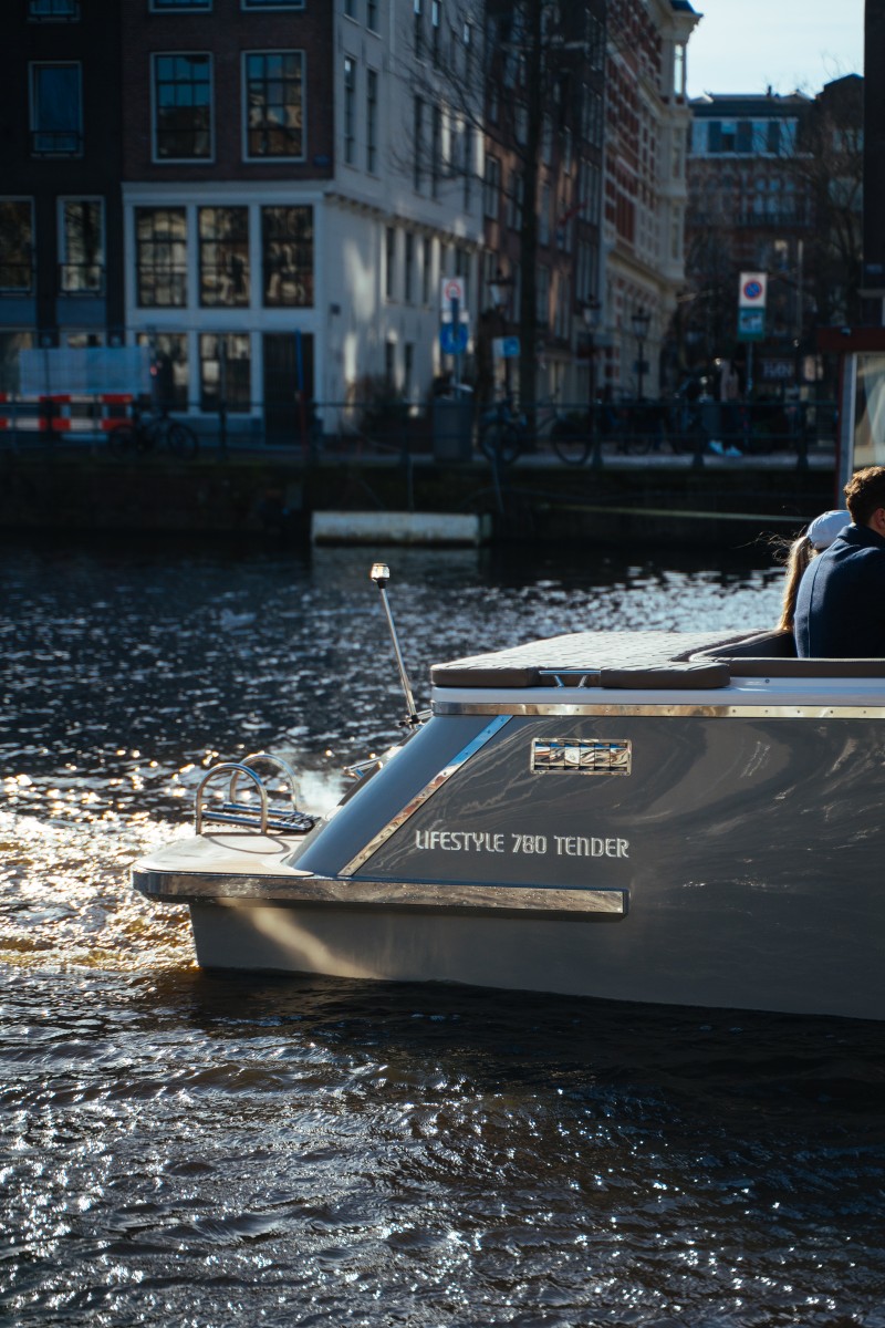 Lifestyle 780 Tender, boot op stadsgracht varend