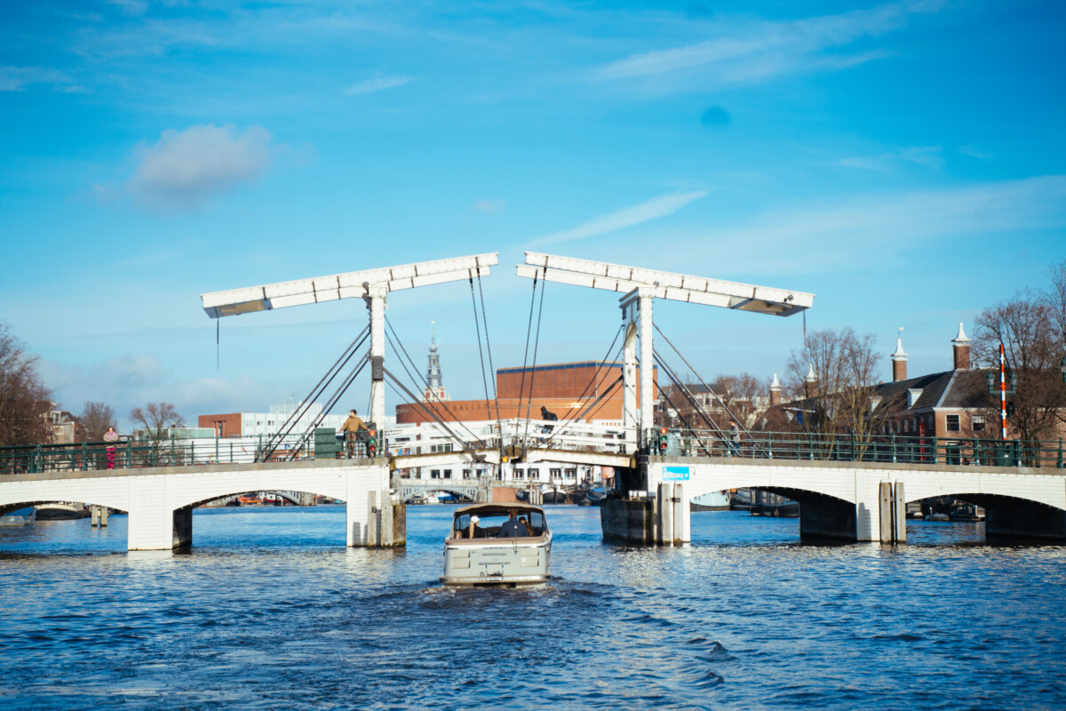 Lifestyle 780 Tender, boot vaart onder ophaalbrug