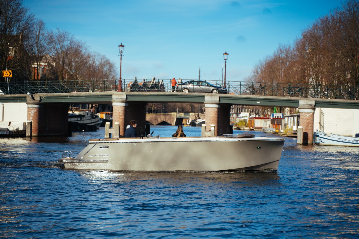 Lifestyle 780 Tender, boot varend onder brug