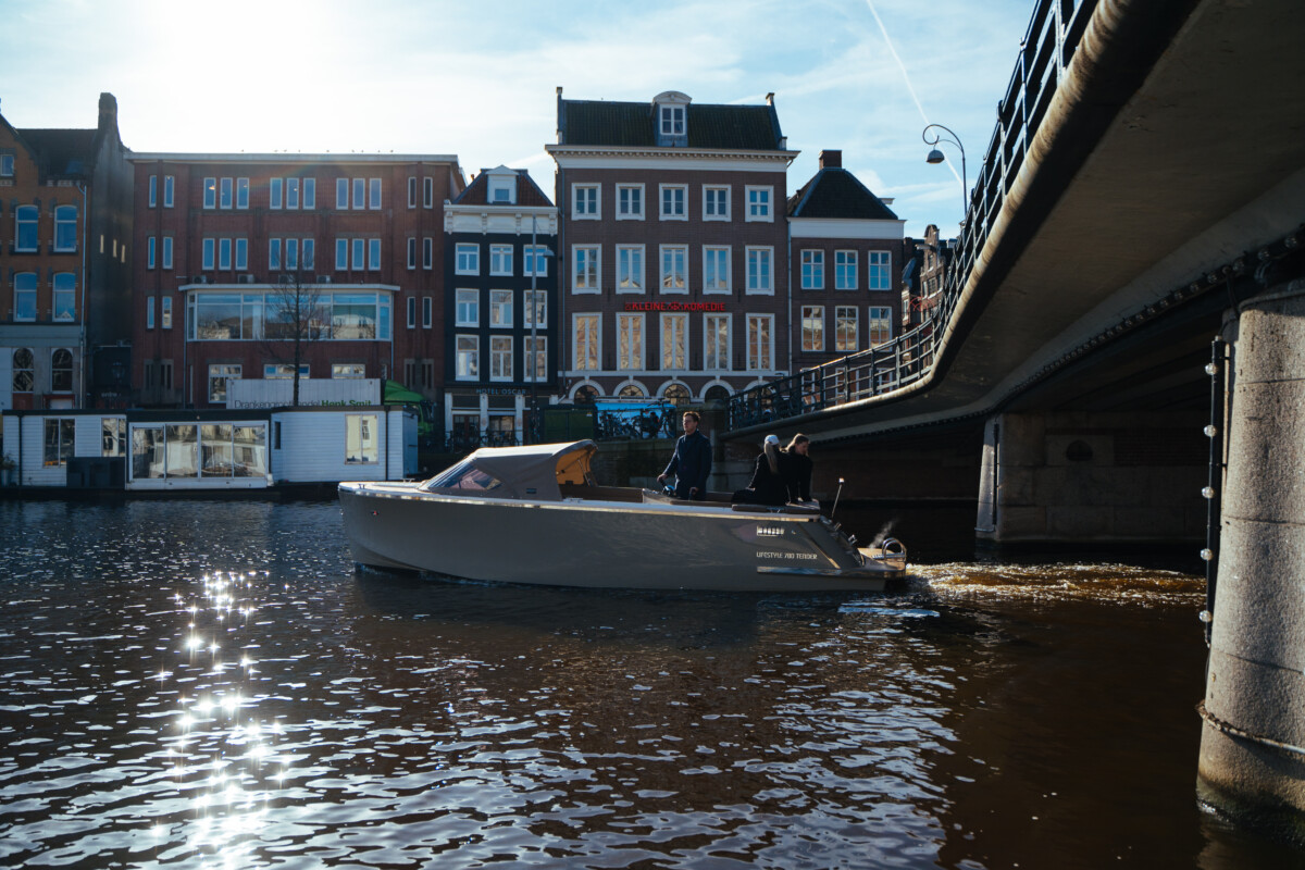Lifestyle 780 Tender, boot varend onder brug