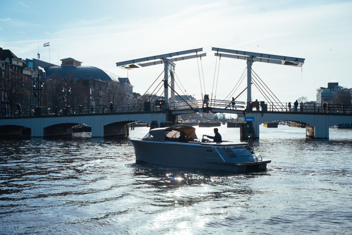Lifestyle 780 Tender, boot varend onder brug
