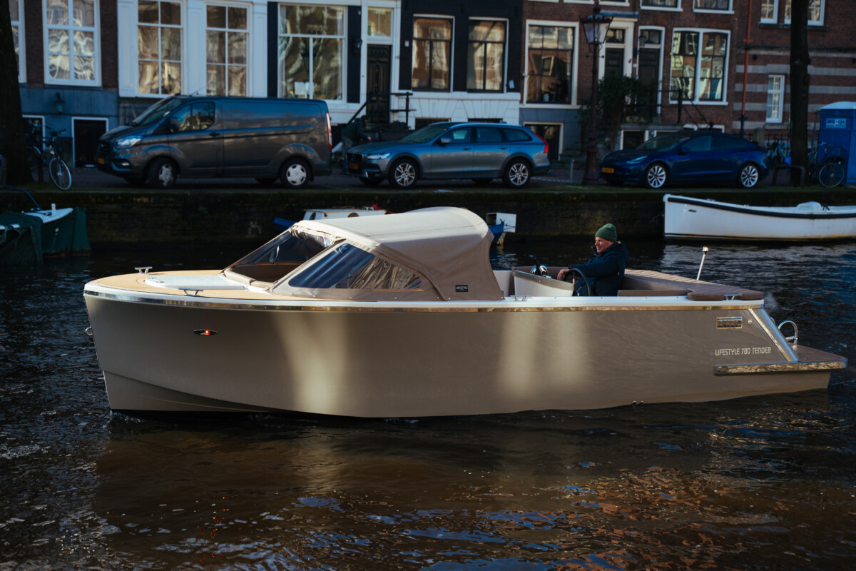Lifestyle 780 Tender, boot varend op gracht