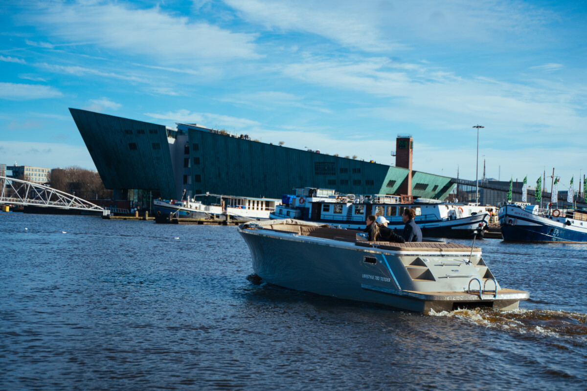 Lifestyle 780 Tender, boot varend op grachtwater