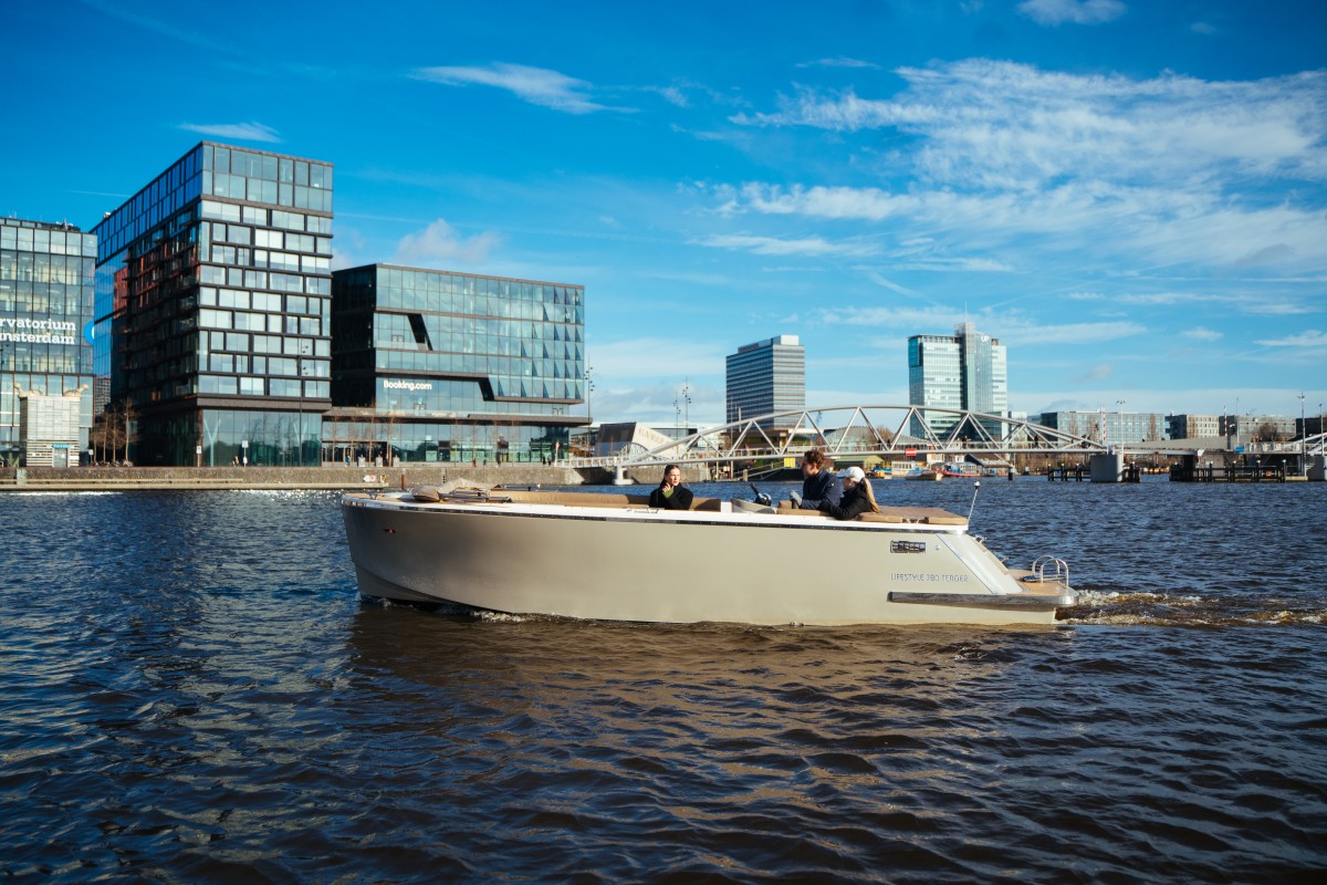 Lifestyle 780 Tender, boot varend op water met stadsgezicht
