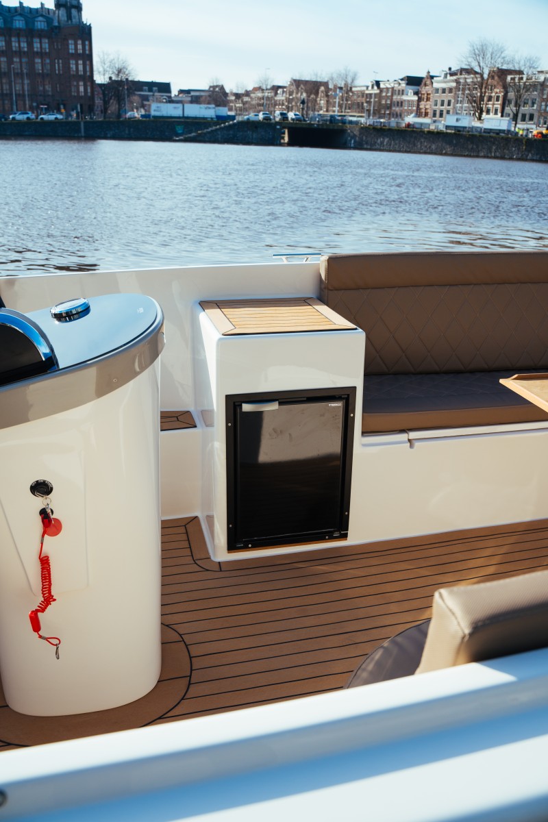 Lifestyle 780 Tender, dek met koelkast en zitbank