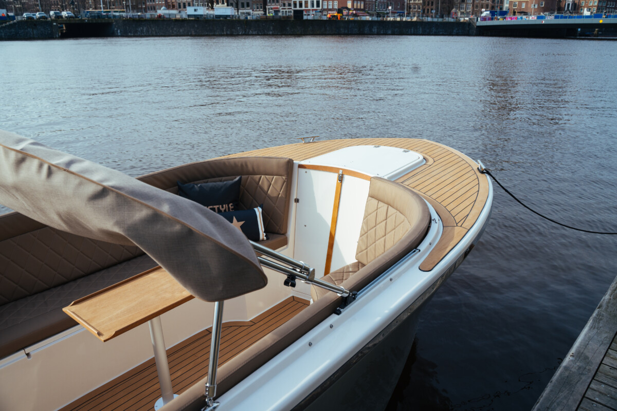 Lifestyle 780 Tender, voordek boot bij kade