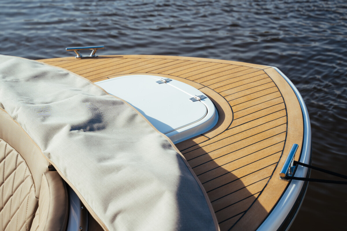 Lifestyle 780 Tender, voordek met teakhouten dek en luik