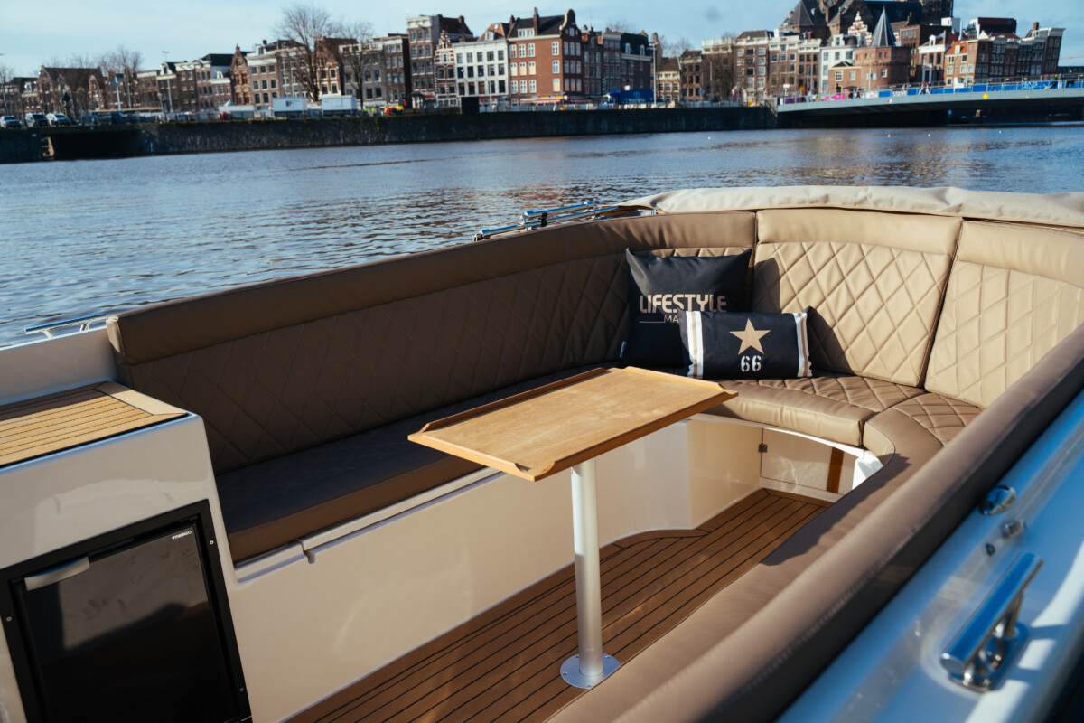 Lifestyle 780 Tender, zitbank met tafel aan boord