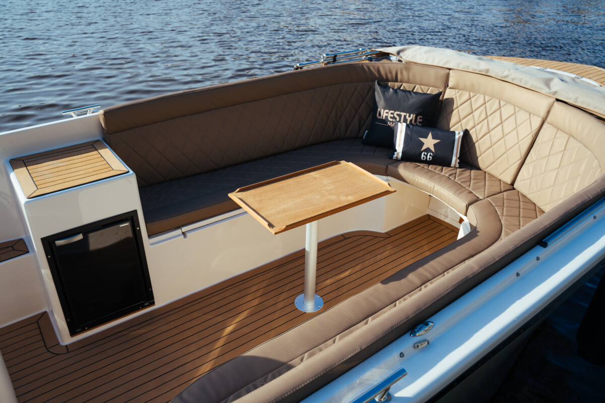 Lifestyle 780 Tender, zitbank met tafel op boot