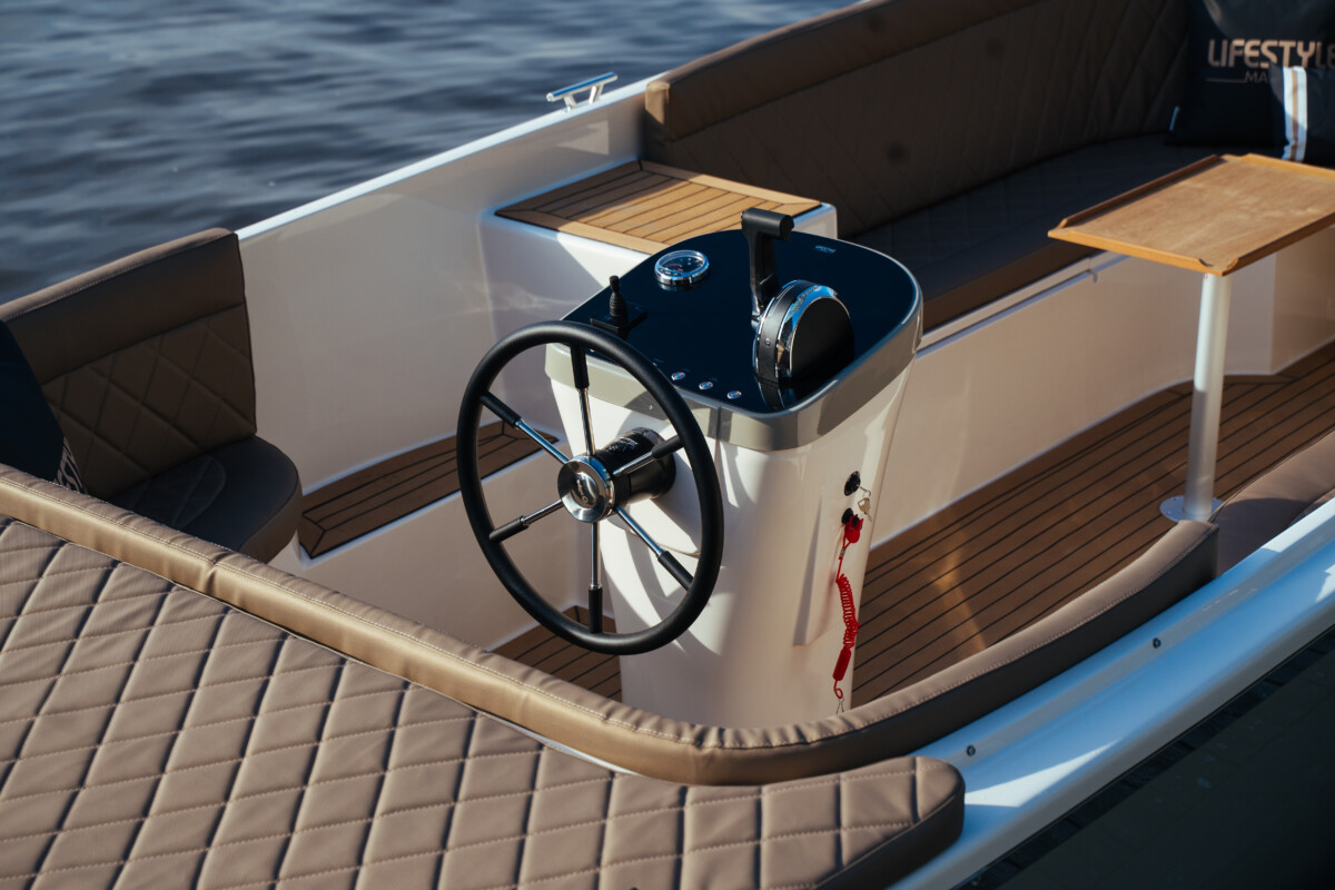 Lifestyle 780 Tender, stuurstand met stuurwiel en bekleding