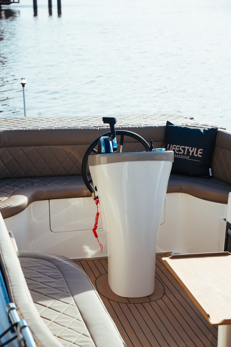 Lifestyle 780 Tender, stuurstand met zitbank aan boord