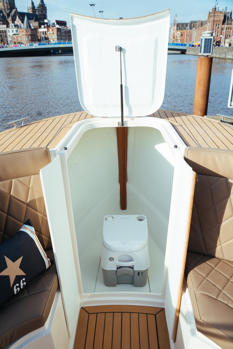 Lifestyle 780 Tender, toilet in opbergruimte boot
