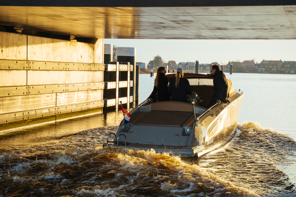Lifestyle 818 Cabin, boot vaart onder brug