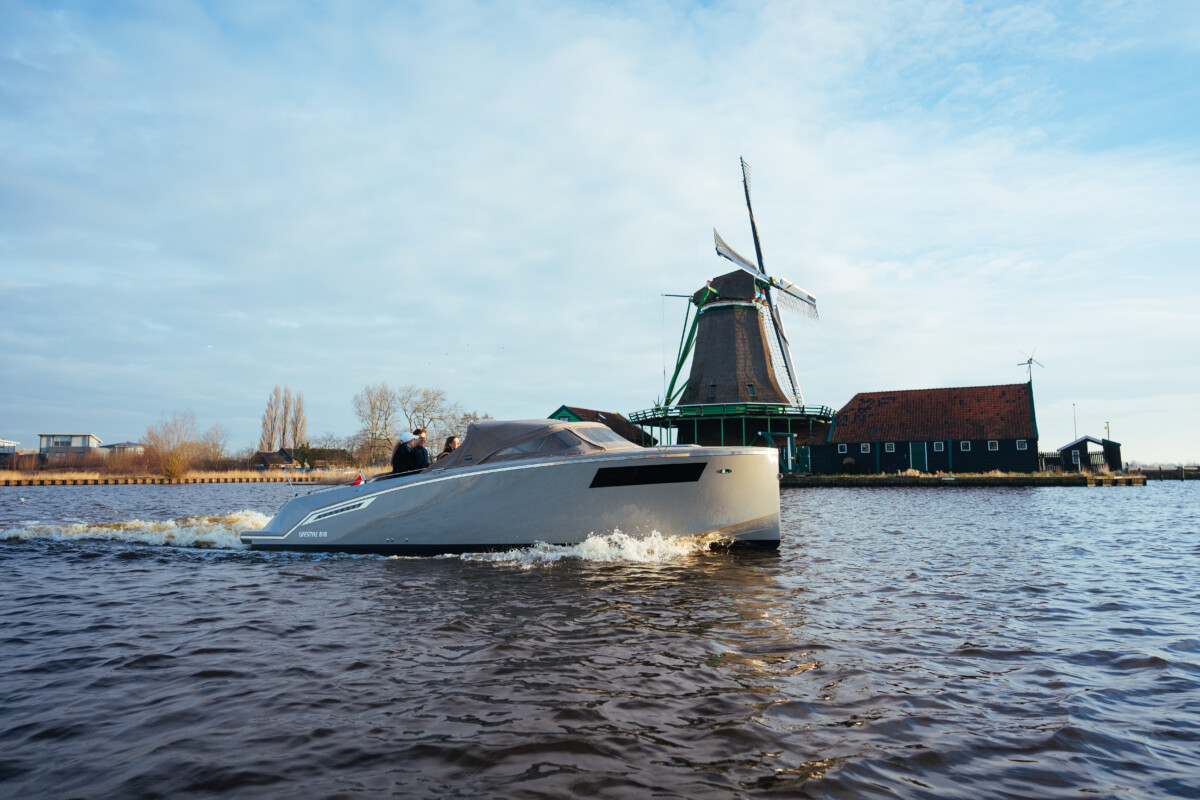 Lifestyle 818 Cabin, boot varend bij molen