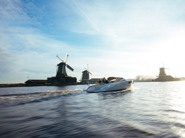 Lifestyle 818 Cabin, boot varend bij molens