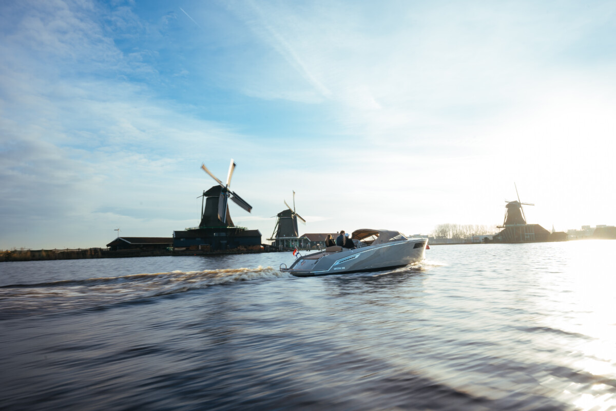 Lifestyle 818 Cabin, boot varend bij molens