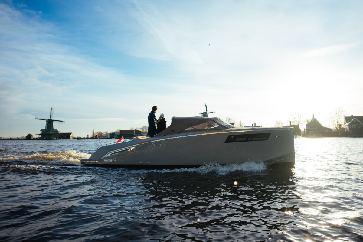 Lifestyle 818 Cabin, boot varend bij molens