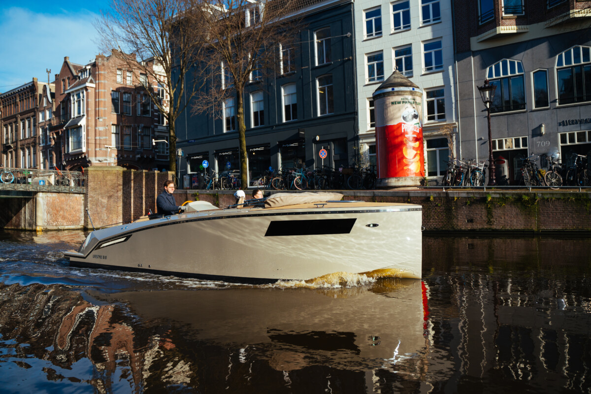 Lifestyle 818 Cabin, boot varend door grachten