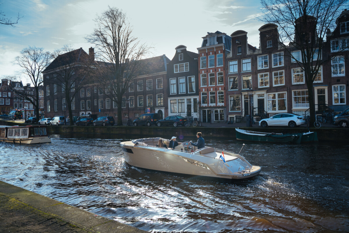 Lifestyle 818 Cabin, boot varend door grachten