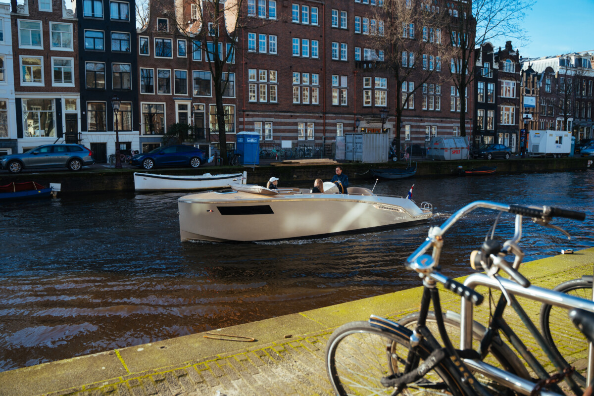 Lifestyle 818 Cabin, boot varend in gracht