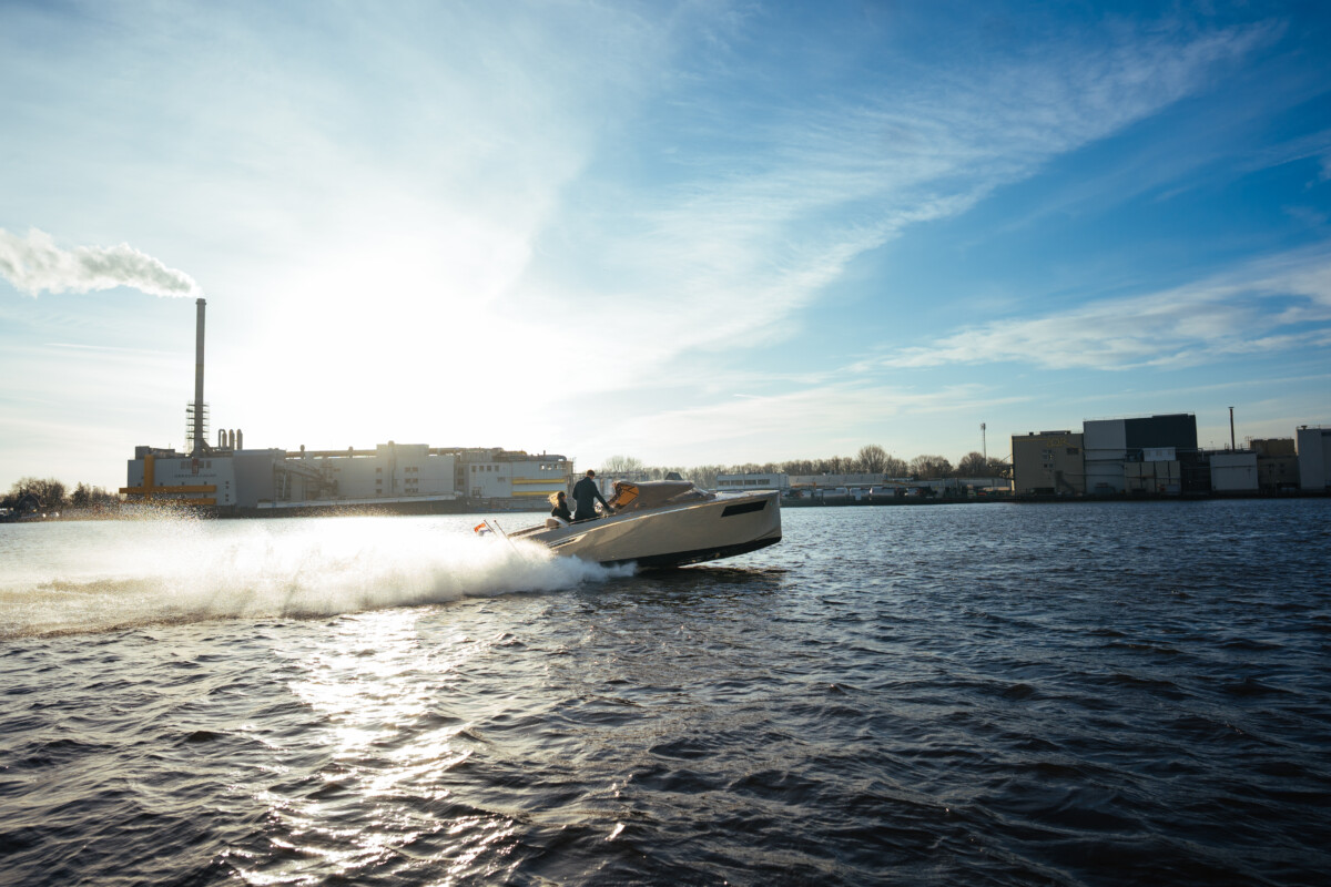 Lifestyle 818 Cabin, boot varend met spatwater