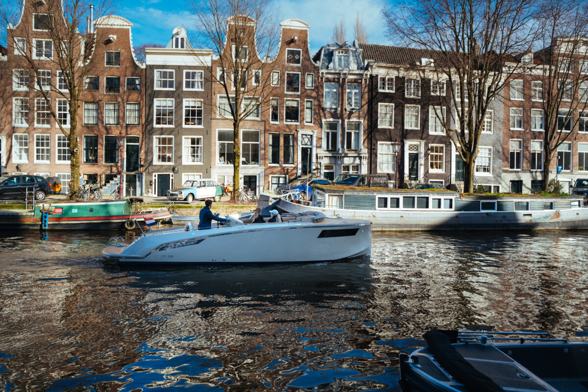 Lifestyle 818 Cabin, boot varend op gracht