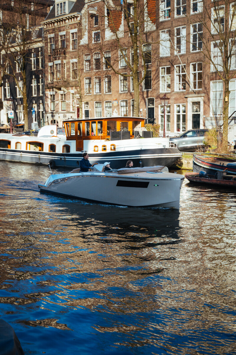 Lifestyle 818 Cabin, boot varend op gracht