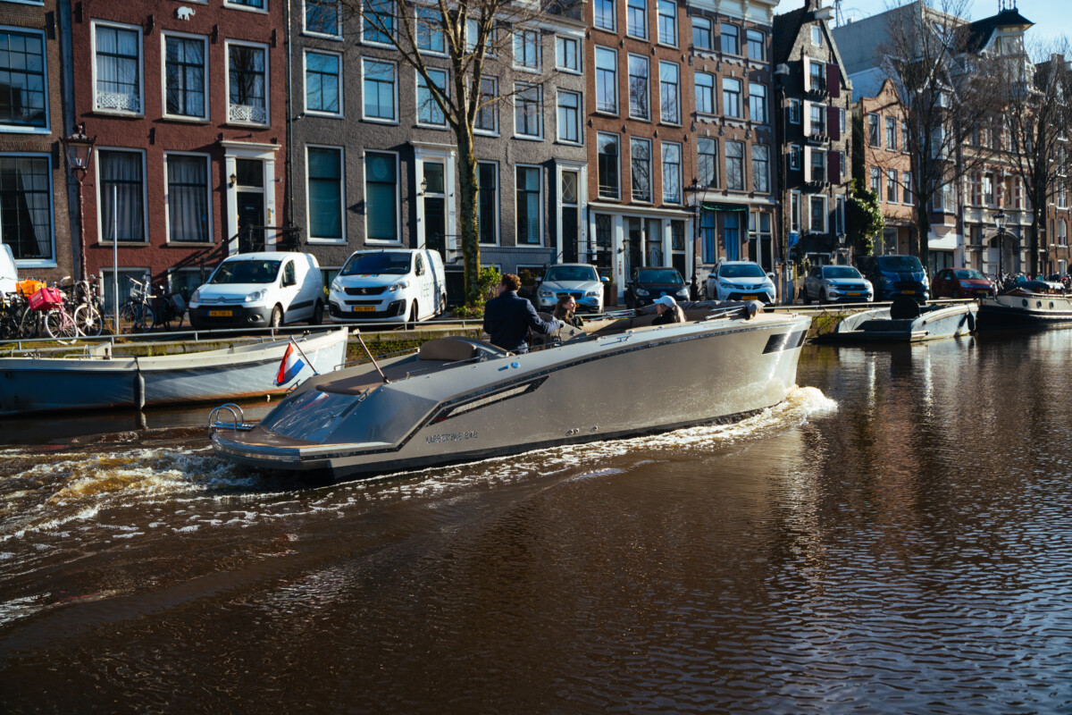 Lifestyle 818 Cabin, boot varend op grachtwater