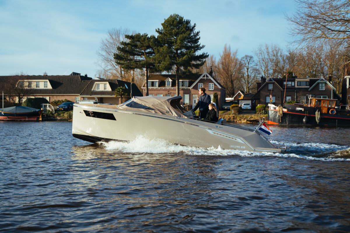 Lifestyle 818 Cabin, boot varend op rivier