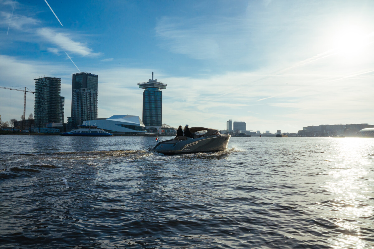 Lifestyle 818 Cabin, boot varend op water met skyline