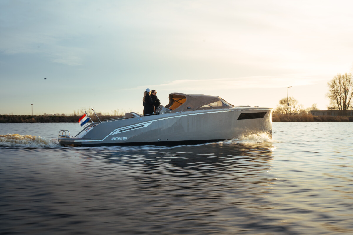 Lifestyle 818 Cabin, boot varend op water