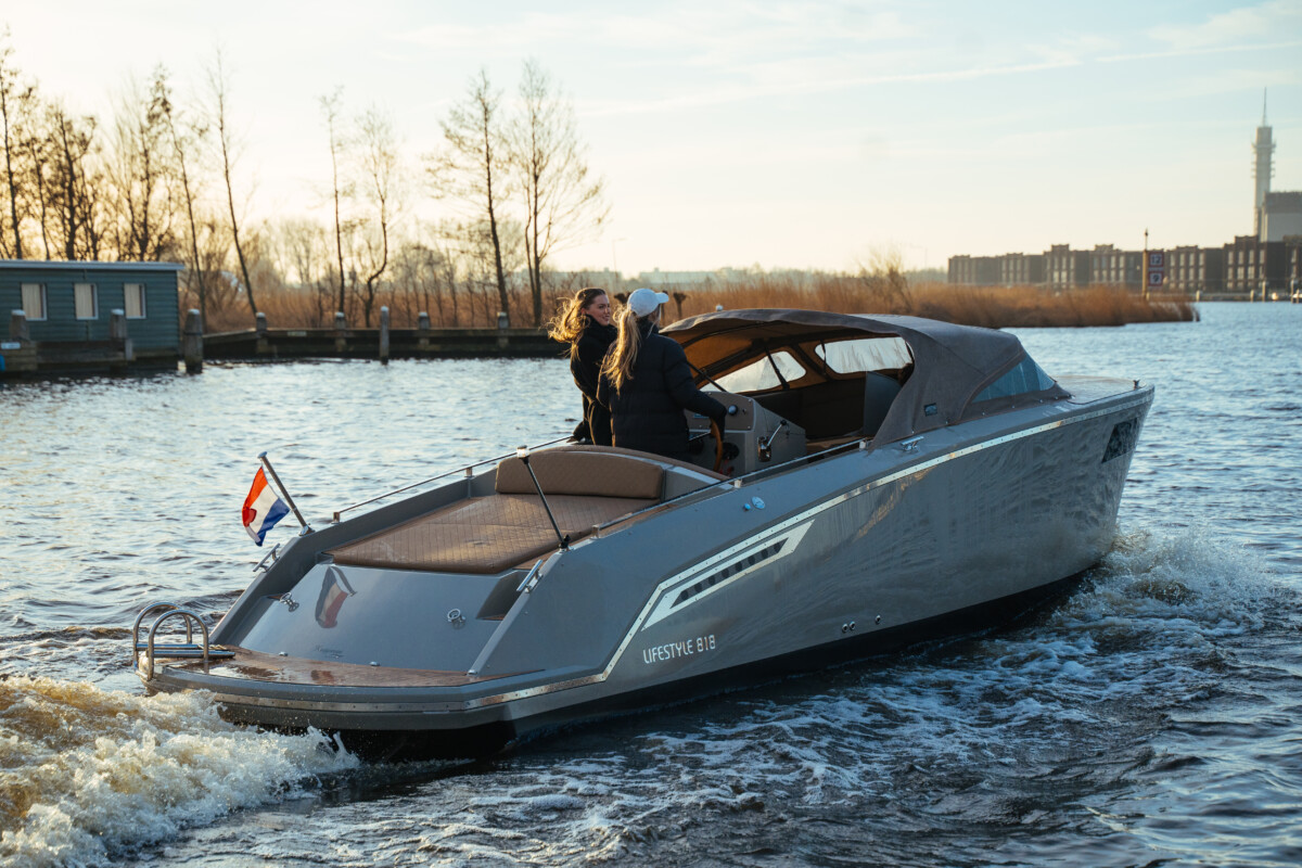 Lifestyle 818 Cabin, boot varend op water