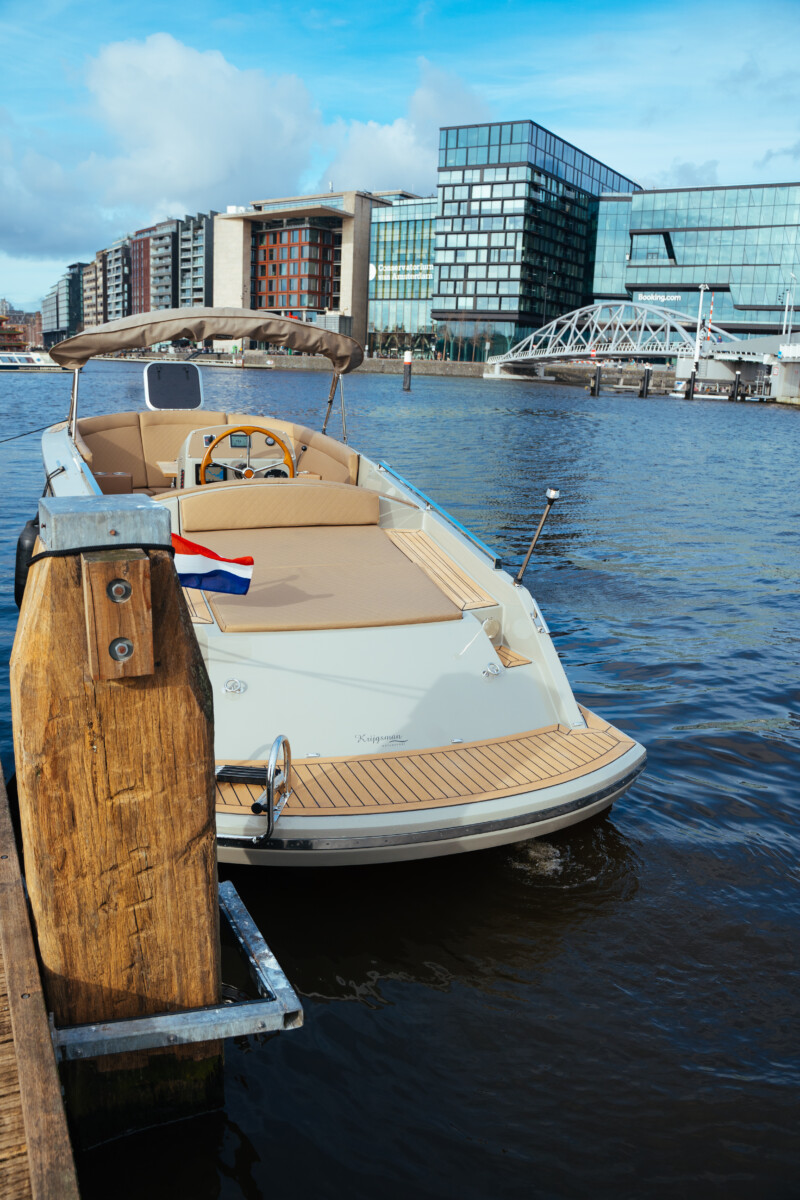 Lifestyle 818 Cabin, motorboot afgemeerd aan steiger