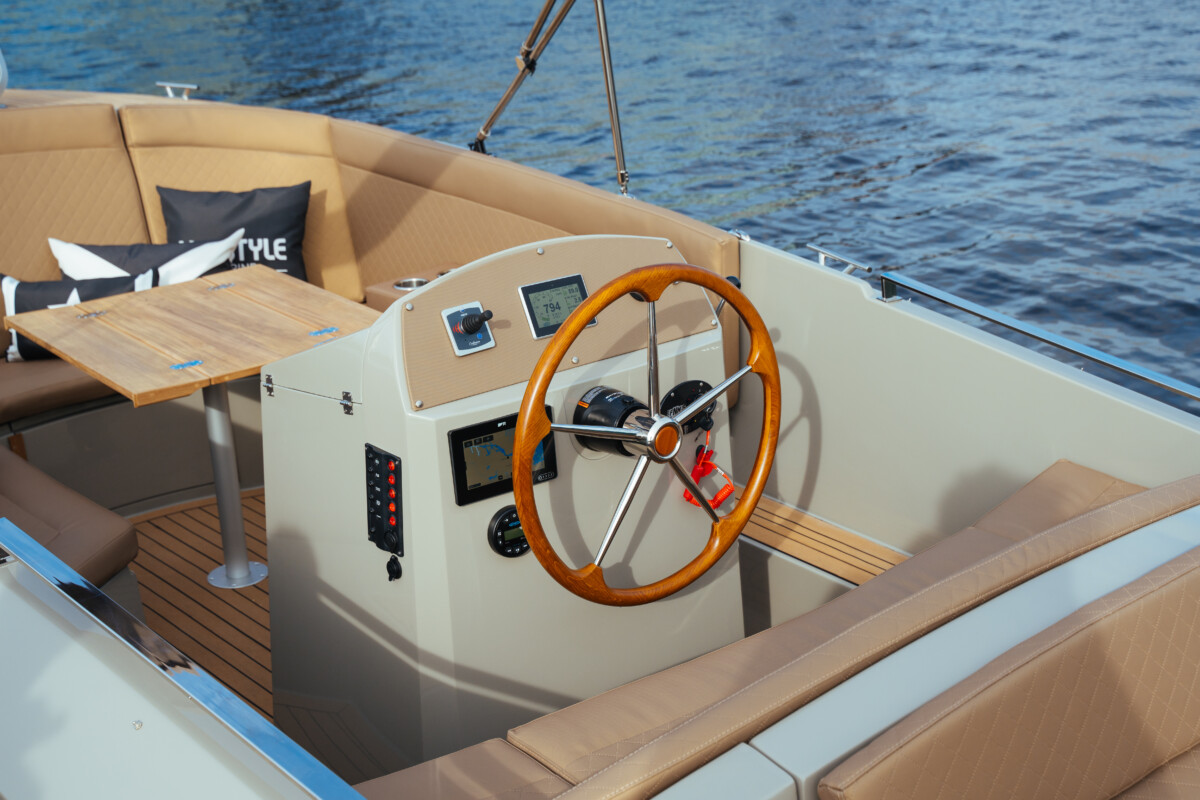 Lifestyle 818 Cabin, stuurstand met houten stuurwiel