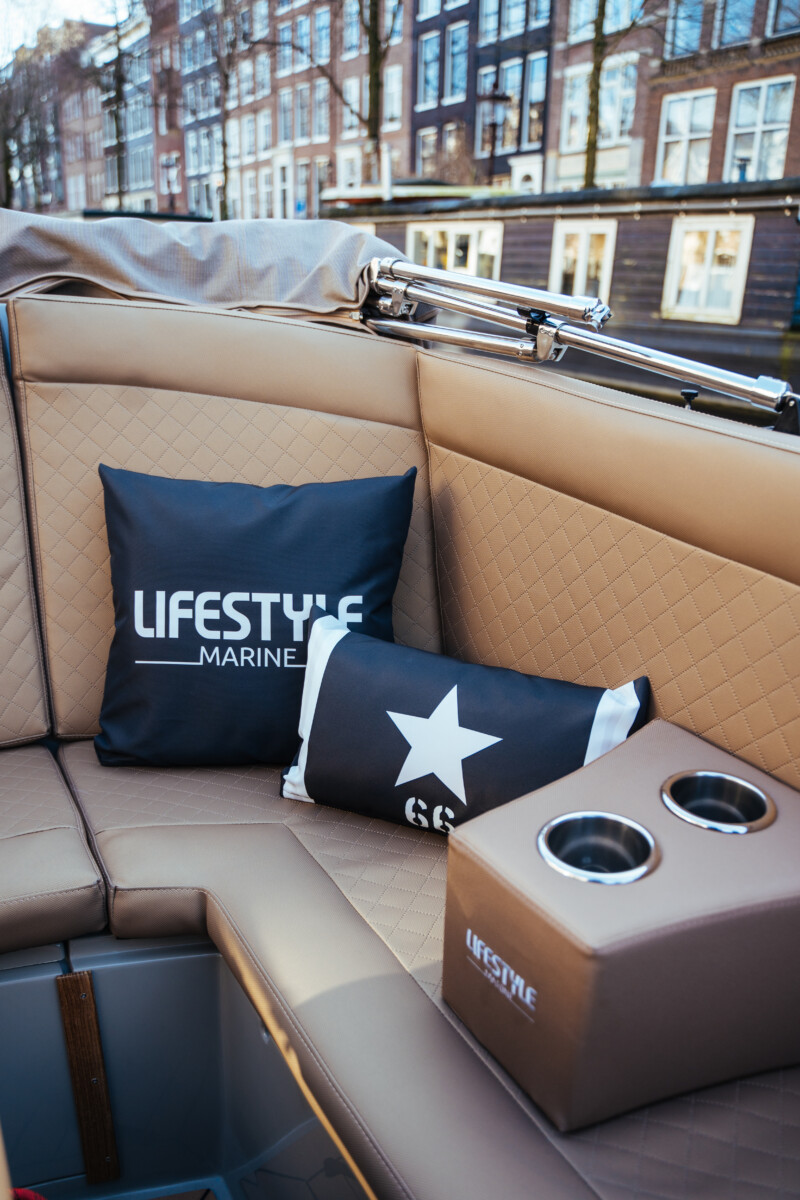 Lifestyle 818 Cabin, zitbank met kussens bekerhouders