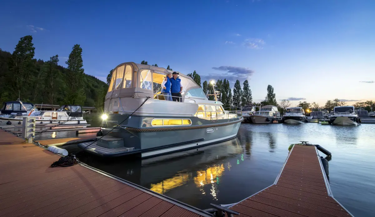 Linssen Grand Sturdy 35.1 AC, boot afgemeerd bij steiger