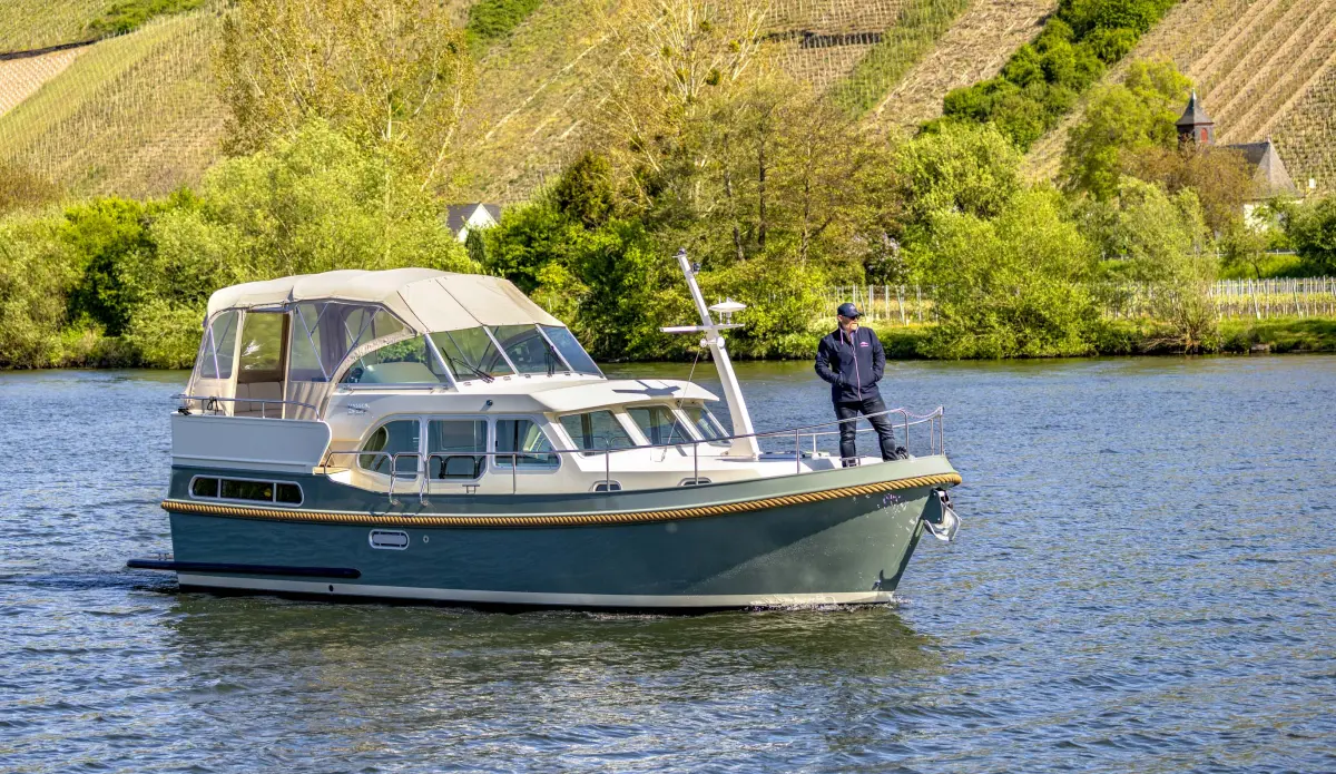 Linssen Grand Sturdy 35.1 AC, boot varend op rivier