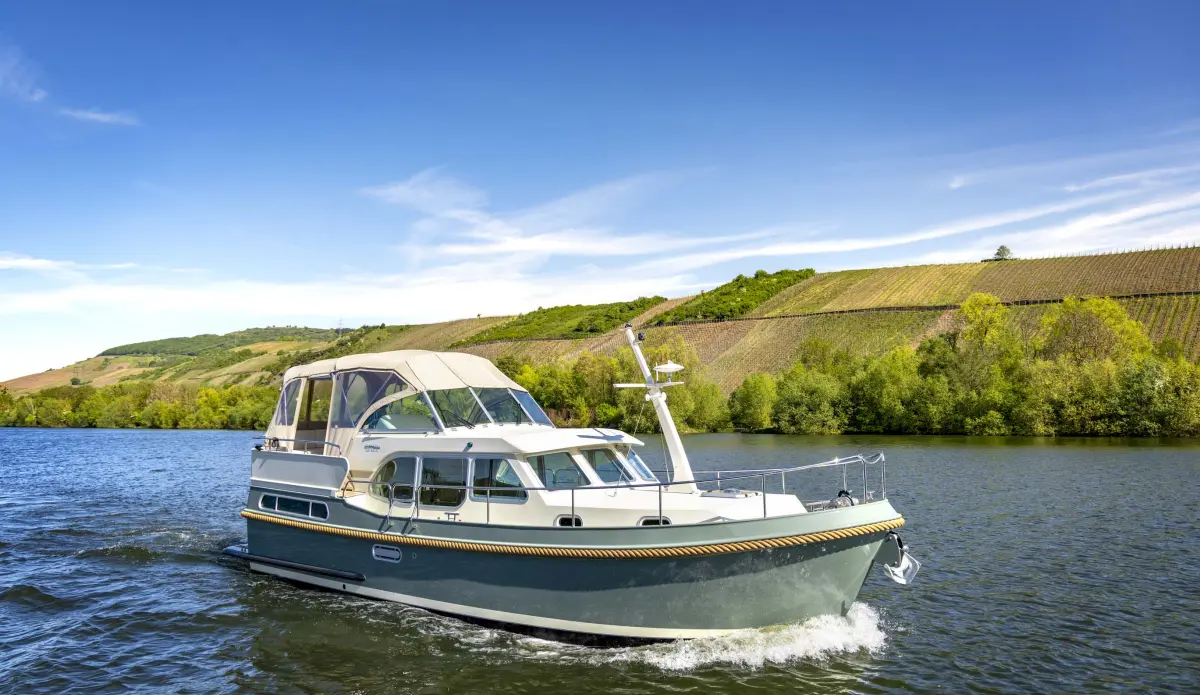 Linssen Grand Sturdy 35.1 AC, boot varend op rivier