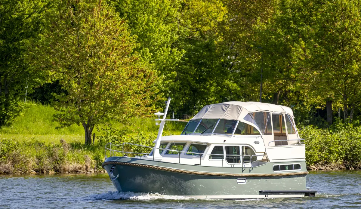 Linssen Grand Sturdy 35.1 AC, boot varend op rivier
