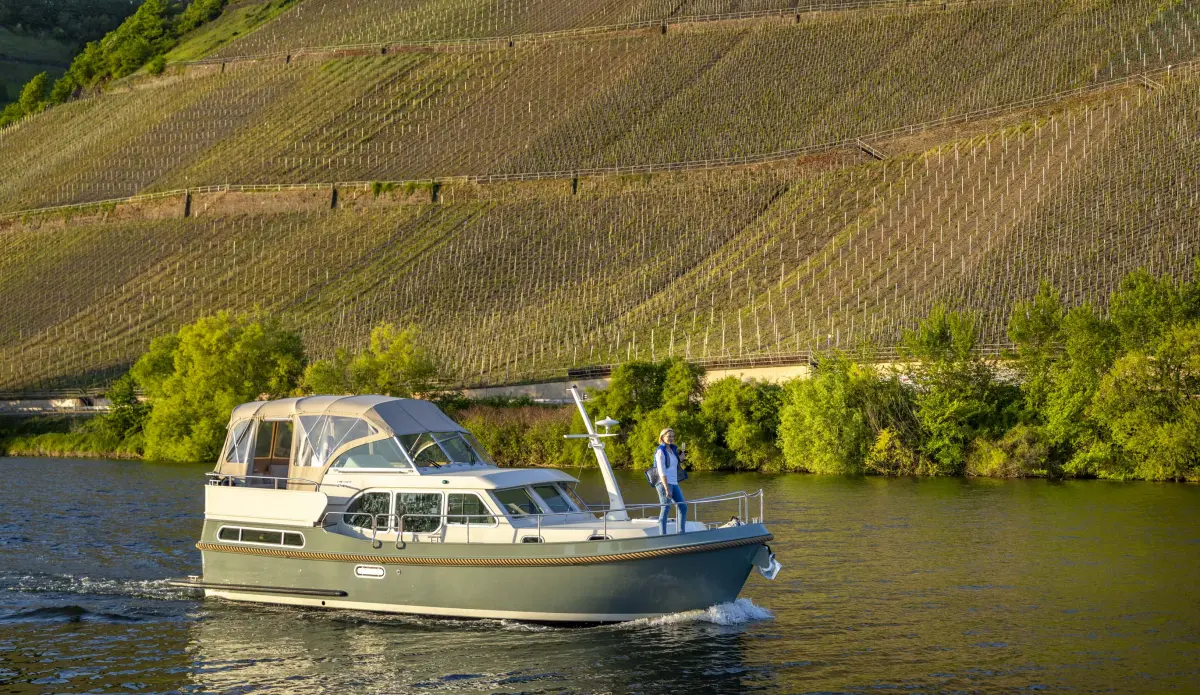 Linssen Grand Sturdy 35.1 AC, boot varend op rivier
