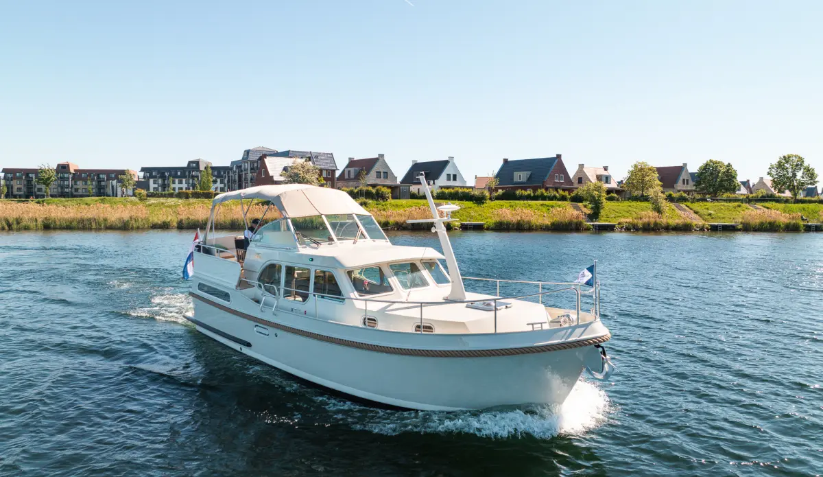 Linssen Grand Sturdy 35.1 AC, boot varend op rivier