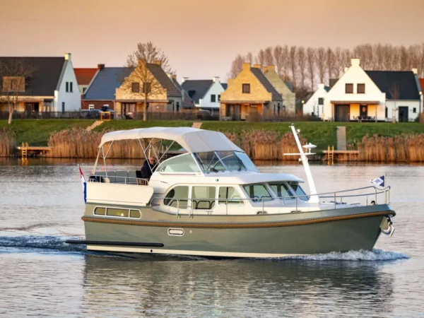 Linssen Grand Sturdy 35.1 AC, boot varend op water