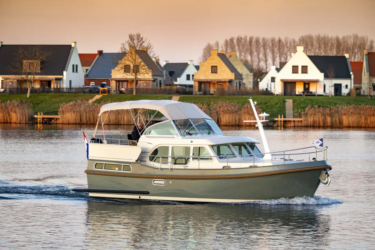 Linssen Grand Sturdy 35.1 AC, boot varend op water